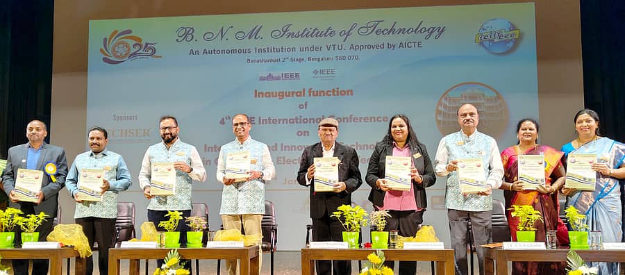 ಬಿಎನ್ಎಂಐಟಿ ಕಾಲೇಜು, ಐಇಇಇ ಸಹಯೋಗದೊಂದಿಗೆ ಆಯೋಜಿಸಲಾಗಿದ್ದ ವಿಚಾರಸಂಕಿರಣದಲ್ಲಿ ಮೈಥಿಲಿ ಬೆಳ್ಳಿ, ಪ್ರೊ. ಈಶ್ವರ್‌, ಎಸ್‌.ವೈ. ಕುಲಕರ್ಣಿ, ಜಿ.ಎನ್‌. ಕೃಷ್ಣಮೂರ್ತಿ, ಪ್ರೊ. ಟಿ.ಜೆ. ರಾಮಮೂರ್ತಿ, ಕೆ. ವೆಂಕಟೇಶ್‌ ಭಾಗವಹಿಸಿದ್ದರು
