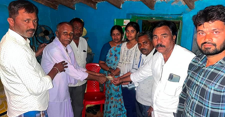 ಆನವಟ್ಟಿ ಸಮೀಪದ ಹಾಯ ಗ್ರಾಮದ ಕ್ರೀಡಾಪಟು ಸಂಭ್ರಮ ಅವರಿಗೆ ಸಚಿವ ಮಧು ಬಂಗಾರಪ್ಪ ಪರವಾಗಿ, ಕಾಂಗ್ರೆಸ್ ಬ್ಲಾಕ್ ಅಧ್ಯಕ್ಷ ಸದಾನಂದ ಗೌಡ ಬಿಳಗಲಿ ಧನಸಹಾಯ ನೀಡಿದರು.