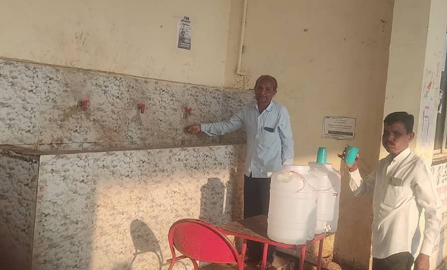 ಚಿಂಚೋಳಿಯ ಬಸ್ ನಿಲ್ದಾಣದಲ್ಲಿ ಶುದ್ಧ ಕುಡಿಯುವ ನೀರಿನ ಡ್ರಮ್ಗಳನ್ನು ಇಡಲಾಗಿರುವುದು