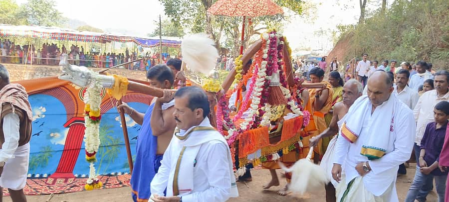 ಮೂಡಿಗೆರೆ ತಾಲ್ಲೂಕಿನ ಜಾವಳಿ ಗ್ರಾಮದ ಹೇಮಾವತಿ ನದಿಮೂಲದಲ್ಲಿ ಗುರುವಾರ ವಾರ್ಷಿಕ ಜಾತ್ರೆ ಅಂಗವಾಗಿ ಮಹಾಗಣಪತಿ ಪಲ್ಲಕ್ಕಿ ಮೆರವಣಿಗೆ ನಡೆಯಿತು