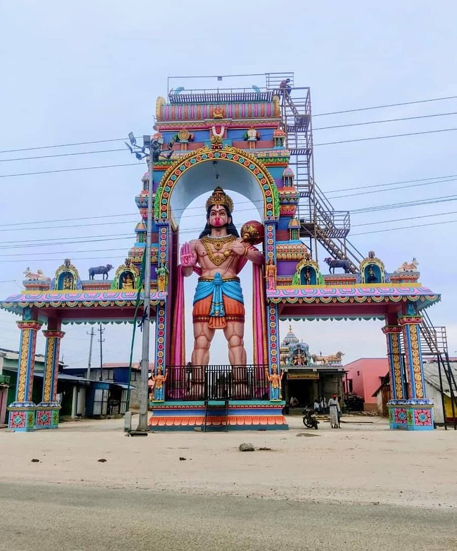 <div class="paragraphs"><p>ಕಾರೇಹಳ್ಳಿಯಲ್ಲಿ ನೆಲೆಸಿರುವ ಆಂಜನೇಯ ಸ್ವಾಮಿ ಮೂರ್ತಿ ಹೊಸದುರ್ಗದ ಮತ್ತೋಡು ಹೋಬಳಿಯ ಕಾರೇಹಳ್ಳಿ ಗ್ರಾಮದಲ್ಲಿ ನೂತನವಾಗಿ ಅತ್ಯಾಕರ್ಷಕವಾಗಿ ನಿರ್ಮಿಸಿರುವ ಮಹಾದ್ವಾರ</p></div>