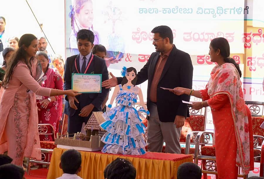 ಮೈಸೂರಿನ ಪುರಭವನದ ಆವರಣದಲ್ಲಿ ಮಹಾನಗರಪಾಲಿಕೆಯಿಂದ ಗುರುವಾರ ಹಮ್ಮಿಕೊಂಡಿದ್ದ ಸ್ಪರ್ಧೆಯಲ್ಲಿ ವಿಜೇತರಾದವರಿಗೆ ಆಯುಕ್ತ ಶೇಖ್ ತನ್ವೀರ್ ಆಸೀಫ್ ಬಹುಮಾನ ವಿತರಿಸಿದರು