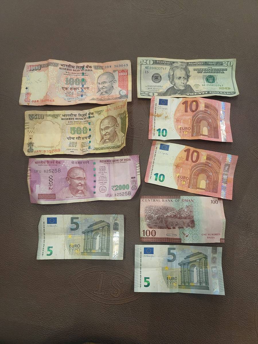 <div class="paragraphs"><p>ಯಲ್ಲಮ್ಮನ ದೇವಸ್ಥಾನದ ಹುಂಡಿ ಎಣಿಕೆಯಲ್ಲಿ ಕಂಡು ಬಂದ ವಿದೇಶ ಕರೆನ್ಸಿ ನೋಟುಗಳು</p></div>