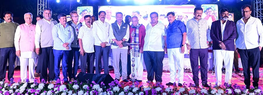 <div class="paragraphs"><p>ರಾಮನಗರ ನಗರಸಭೆ ಅಧ್ಯಕ್ಷರಾಗಿ ಕೆ. ಶೇಷಾದ್ರಿ ಶಶಿ ಅವರು ವರ್ಷ ಪೂರೈಸಿದ ಹಿನ್ನೆಲೆಯಲ್ಲಿ ನಗರದಲ್ಲಿ ಹಮ್ಮಿಕೊಂಡಿದ್ದ ‘ಸಾರ್ಥಕ ಸೇವೆಯ ಸಮರ್ಪಣೆ: ಜನಾಶೀರ್ವಾದಕ್ಕೆ ವರ್ಷದ ನಡೆ’ ಕಾರ್ಯಕ್ರಮ</p></div>