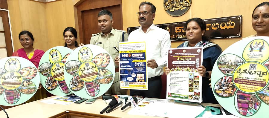 ಫಲಪುಷ್ಪ ಪ್ರದರ್ಶನದ ಲಾಂಛನವನ್ನು ಜಿಲ್ಲಾಧಿಕಾರಿ ಎನ್.ಎಂ.ನಾಗರಾಜ್ ಬಿಡುಗಡೆ ಮಾಡಿದರು