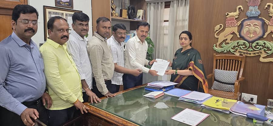 ಸರ್ಕಾರಿ ನೌಕರರ ಸಂಘದ ಅಧ್ಯಕ್ಷ ಸಿ.ಎಸ್. ಷಡಾಕ್ಷರಿ ನೇತೃತ್ವದಲ್ಲಿ ಸಂಘದ ಪ್ರತಿನಿಧಿಗಳು ಮುಖ್ಯಕಾರ್ಯದರ್ಶಿ ಶಾಲಿನಿ ರಜನೀಶ್ ಅವರಿಗೆ ಮನವಿ ಸಲ್ಲಿಸಿದರು