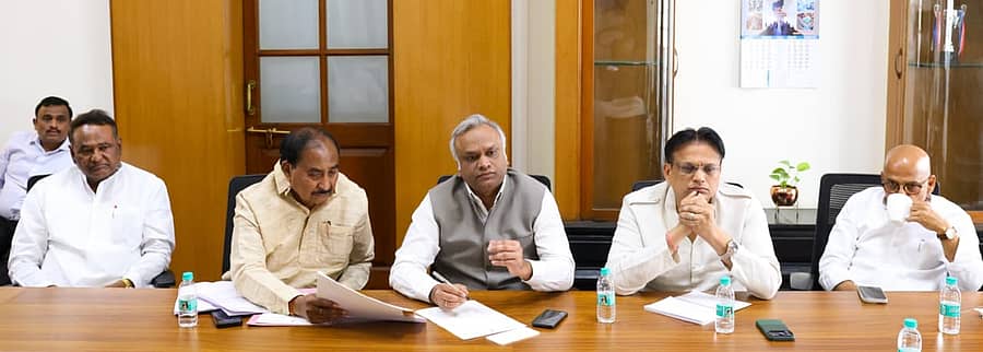 ಬೆಂಗಳೂರಿನಲ್ಲಿ ನಡೆದ ಬಜೆಟ್ ಪೂರ್ವ ಸಭೆಯಲ್ಲಿ ಸಚಿವ ಪ್ರಿಯಾಂಕ್ ಖರ್ಗೆ ಮಾತನಾಡಿದರು. ತಿಪ್ಪಣ್ಣಪ್ಪ ಕಮಕನೂರ, ಅಲ್ಲಮಪ್ರಭು ಪಾಟೀಲ, ಡಾ. ಅಜಯ್ ಸಿಂಗ್, ಡಾ. ಶರಣಪ್ರಕಾಶ್ ಪಾಟೀಲ ಭಾಗವಹಿಸಿದ್ದರು