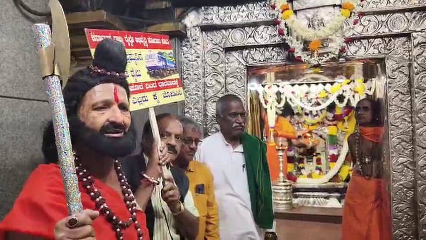 ಕೇಂದ್ರ ಬಜೆಟ್‌ನಲ್ಲಿ ರೈಲು ಯೋಜನೆ ಅನುಷ್ಠಾನಕ್ಕೆ ಒತ್ತಾಯಿಸಿ ಸವದತ್ತಿಯ ಗಾಂಧಿಚೌಕದಲ್ಲಿ ಅನಿರ್ಧಿಷ್ಟಾವಧಿ ಧರಣಿ ಸತ್ಯಾಗ್ರಹ ಆರಂಭಿಸಲಾಗಿದೆ. ಹೋರಾಟಗಾರ ಕುತುಬುದ್ದೀನ ಖಾಜಿ ಅವರು ಪರಶುರಾಮ ವೇಷಾಧಾರಿಯಾಗಿ ಭಾಗವಹಿಸಿ ಗಮನ ಸೆಳೆದರು