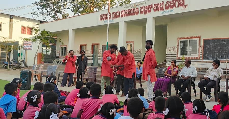 ಕನಕಪುರ ಏಳಗಳ್ಳಿಯಲ್ಲಿ ಅಸ್ಪೃಶ್ಯತಾ ನಿವಾರಣೆ ಕಾರ್ಯಕ್ರಮದಲ್ಲಿ ಕಲಾ ತಂಡ ಬೀದಿ ನಾಟಕದ ಮೂಲಕ ಜಾಗೃತಿ ಮೂಡಿಸಿತು
