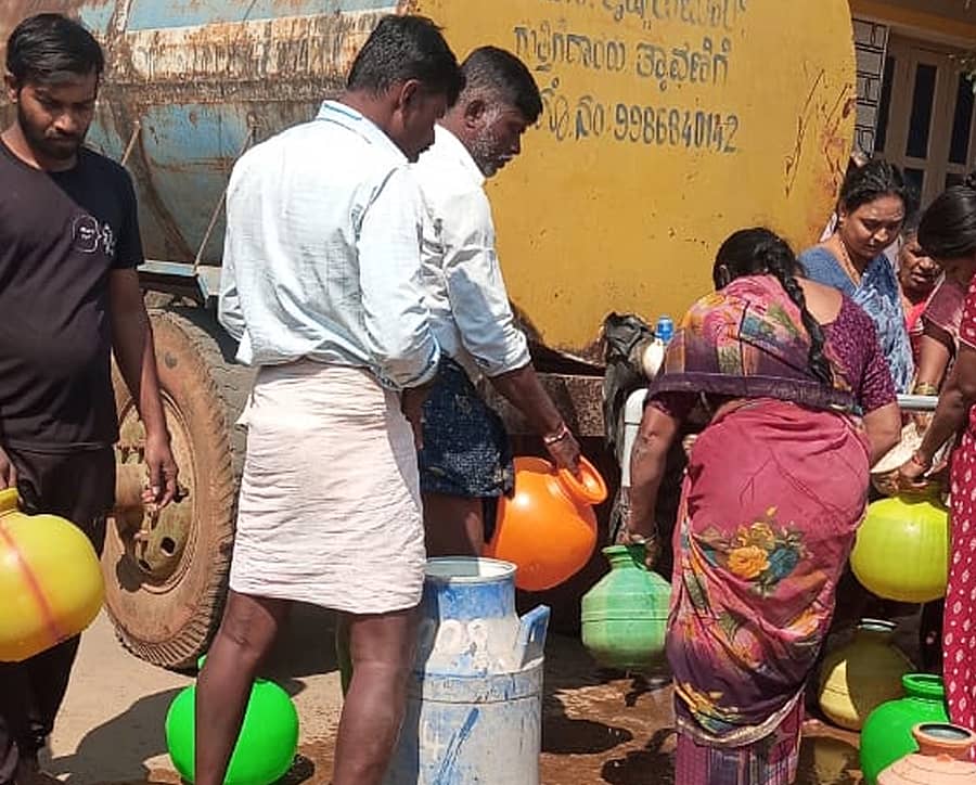 <div class="paragraphs"><p>ತ್ಯಾವಣಿಗೆ ಗ್ರಾಮದಲ್ಲಿ ಕುಡಿಯುವ ನೀರಿನ ಸಮಸ್ಯೆಯುಂಟಾಗಿದ್ದು, ಟ್ಯಾಂಕರ್ ಮೂಲಕ ನೀರು ಪೂರೈಕೆ ಮಾಡಲಾಗುತ್ತಿದೆ</p></div>