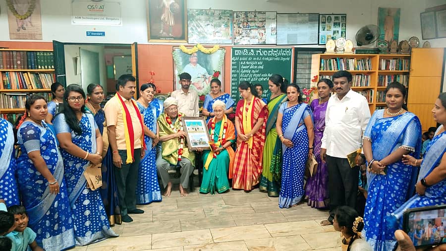 ಮುಳಬಾಗಿಲು ನಗರದಲ್ಲಿ ಡಿವಿಜಿ ಶಾಲೆಗೆ ಭೇಟಿ ನೀಡಿದ್ದ ಡಿವಿಜಿ ಮೊಮ್ಮಗ ನಟರಾಜನ್ ದಂಪತಿಯನ್ನು ಶಾಲೆ ವತಿಯಿಂದ ಸನ್ಮಾನಿಸಿದರು.