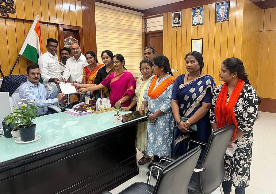 ಮೈಸೂರು ಜಿಲ್ಲಾ ಜಿಲ್ಲಾ ಗ್ರಾಮಾಂತರ ಮಹಿಳಾ ಮೋರ್ಚಾ ಸದಸ್ಯೆಯರು ಗುರುವಾರ ಎಡಿಸಿ ಪಿ.ಶಿವರಾಜು ಅವರಿಗೆ ಮನವಿ ಸಲ್ಲಿಸಿದರು