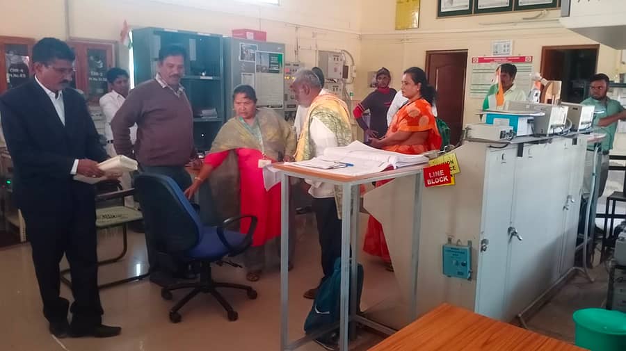 ಭೂಸ್ವಾಧೀನ ಪರಿಹಾರ ನೀಡದ ಕುಣಿಗಲ್ ರೈಲ್ವೆ ಸ್ಟೇಷನ್ ಮಾಸ್ಟರ್ ಕಚೇರಿ ಪೀಠೋಪಕರಣಗಳನ್ನು ನ್ಯಾಯಾಲದ ಸಿಬ್ಬಂದಿ ಜಪ್ತಿ ಮಾಡಿದರು