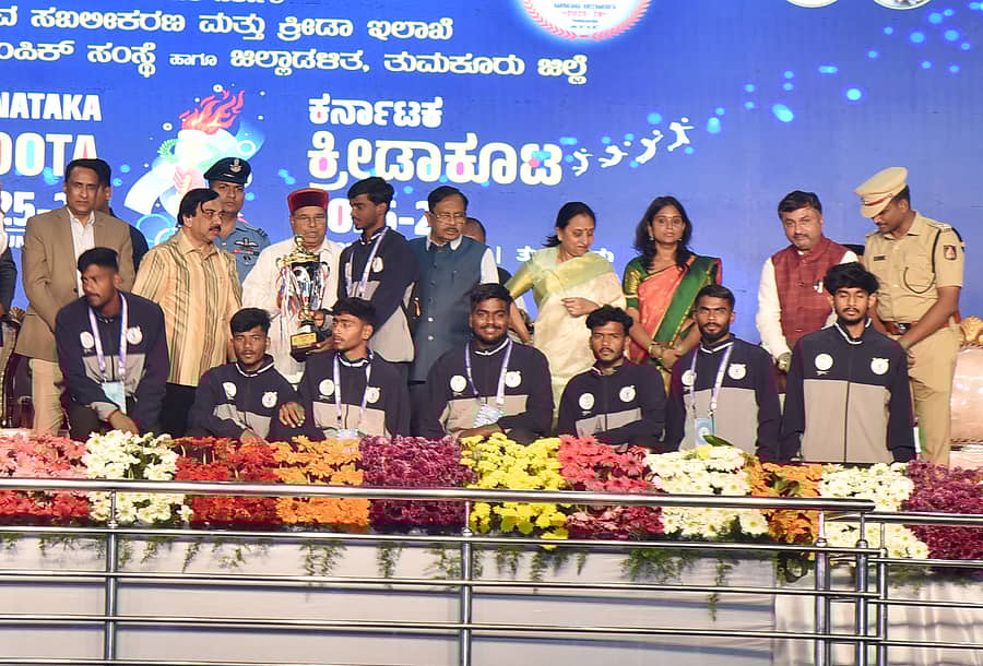 <div class="paragraphs"><p>ತುಮಕೂರಿನಲ್ಲಿ ಗುರುವಾರ ರಾಜ್ಯಪಾಲ ತಾವರಚಂದ್ ಗೆಹಲೋತ್ ಕ್ರೀಡಾಪಟುಗಳಿಗೆ ಪ್ರಶಸ್ತಿ ವಿತರಿಸಿದರು. ಸಚಿವ ಜಿ.ಪರಮೇಶ್ವರ, ಕೆ.ಗೋವಿಂದರಾಜ್ ಇತರರು ಉಪಸ್ಥಿತರಿದ್ದರು</p></div>