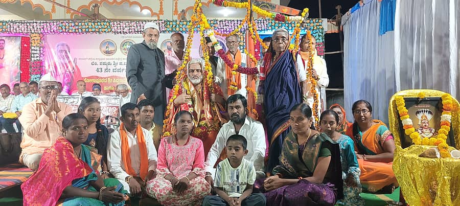 ವಾಡಿ ಸಮೀಪದ ಹಲಕರ್ಟಿ ಕಟ್ಟಿಮನಿ ಹಿರೇಮಠದಲ್ಲಿ ಸಿದ್ದರಾಮೇಶ್ವರ ಮಹಾಪು‌ರಾಣ ಕಾರ್ಯಕ್ರಮದಲ್ಲಿ ಮುನೀಂದ್ರ ಶಿವಾಚಾರ್ಯ ಅವರ ತುಲಾಭಾರ ಕಾರ್ಯಕ್ರಮ ನಡೆಯಿತು