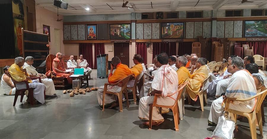 <div class="paragraphs"><p>ನದಿ ಜೋಡಣೆ ವಿರುದ್ಧ ಹೋರಾಟದ ಮುಂದಿನ ಹಾದಿಯನ್ನು ರೂಪಿಸಲು ಶಿರಸಿಯ ಸ್ವರ್ಣವಲ್ಲೀಯಲ್ಲಿ ಆಯೋಜಿಸಿದ್ದ ಬೇಡ್ತಿ-ಅಘನಾಶಿನಿ ಕೊಳ್ಳ ಸಂರಕ್ಷಣಾ ಸಮಿತಿಯ ಪ್ರಮುಖರ ಸಭೆಯಲ್ಲಿ ಗಂಗಾಧರೇಂದ್ರ ಸರಸ್ವತೀ ಸ್ವಾಮೀಜಿ ಮಾತನಾಡಿದರು</p></div>