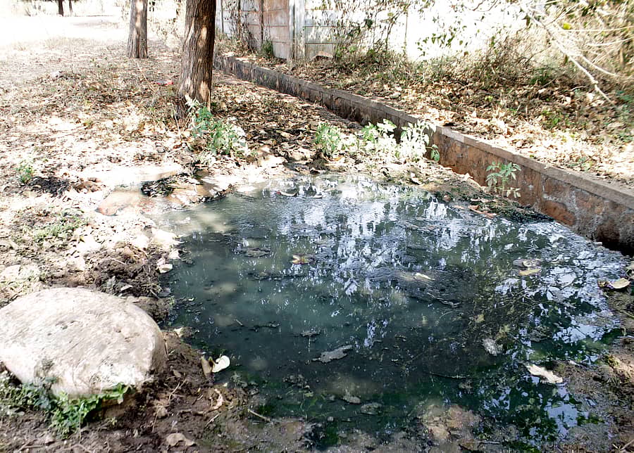 ಹುಬ್ಬಳ್ಳಿಯ ಅಮರಗೋಳದ ಕೆಎಚ್‌ಬಿ 2ನೇ ಹಂತದ ಬಡಾವಣೆಗೆ ತೆರಳುವ ಮಾರ್ಗದಲ್ಲಿ ಜಡ್ಜಸ್ ಕಾಲೊನಿ ಎದುರು ರಸ್ತೆಯ ಮೇಲೆ ಹರಿಯುವ ಕೊಳಚೆ ನೀರು  –ಪ್ರಜಾವಾಣಿ ಚಿತ್ರಗಳು: ಗುರು ಹಬೀಬ