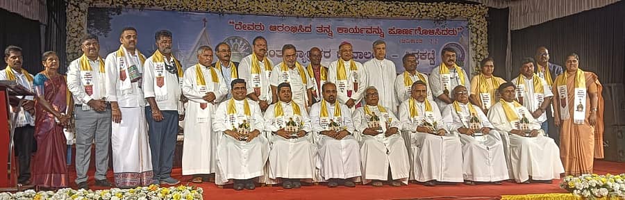 ಬಂಟ್ವಾಳ ತಾಲ್ಲೂಕಿನ ಸಿದ್ಧಕಟ್ಟೆಯಲ್ಲಿ ₹ 2 ಕೋಟಿ ವೆಚ್ಚದಲ್ಲಿ ಪುನರ್ ನಿರ್ಮಾಣಗೊಂಡ ಸೇಂಟ್ ಪ್ಯಾಟ್ರಿಕ್ ಚರ್ಚ್ ಉದ್ಘಾಟನೆ ಕಾರ್ಯಕ್ರಮದಲ್ಲಿ ವಿವಿಧ ಚರ್ಚ್ಗಳಲ್ಲಿ ಕರ್ತವ್ಯ ನಿರ್ವಹಿಸುತ್ತಿರುವ ಸಿದ್ಧಕಟ್ಟೆ ಪರಿಸರದ ಧರ್ಮಗುರುಗಳನ್ನು ಸನ್ಮಾನಿಸಲಾಯಿತು