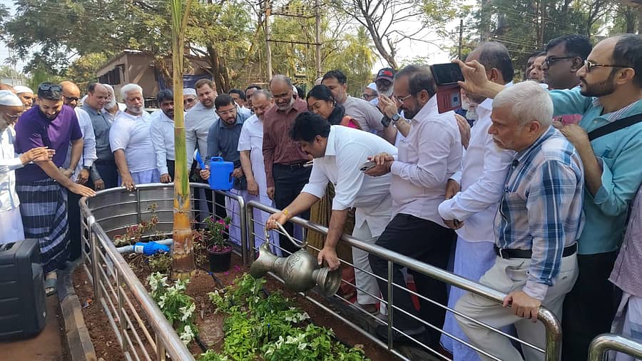 ಭಟ್ಕಳದ ನವಾಯತ್ ಕಾಲೊನಿಯಲ್ಲಿ ವೃಕ್ಷಾರೋಪಣ ಕಾರ್ಯಕ್ರಮಕ್ಕೆ ಸಚಿವ ಮಂಕಾಳ ವೈದ್ಯ ಚಾಲನೆ ನೀಡಿದರು