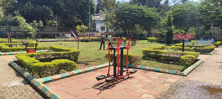 ಧಾರವಾಡದ ಫ್ರೆಂಡ್ಸ್‌ಕಾಲೊನಿಯ ಉದ್ಯಾನದಲ್ಲಿ ವ್ಯಾಯಾಮ ಉಪಕರಣ ಅಳವಡಿಸಲಾಗಿದೆ. 