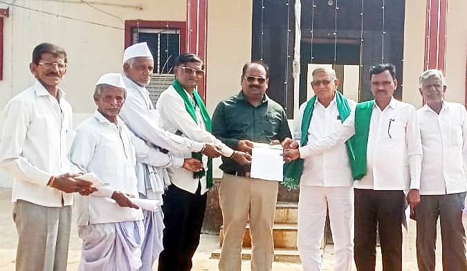 ಕರ್ನಾಟಕ ರಾಜ್ಯ ರೈತ ಸಂಘ ಹಾಗೂ ಹಸಿರು ಸೇನೆಯ ಪದಾಧಿಕಾರಿಗಳು ಬೀದರ್ನಲ್ಲಿ ಗುರುವಾರ ಜಿಲ್ಲಾಧಿಕಾರಿ ಕಚೇರಿಯ ಅಧಿಕಾರಿಗೆ ಮನವಿ ಪತ್ರ ಸಲ್ಲಿಸಿದರು