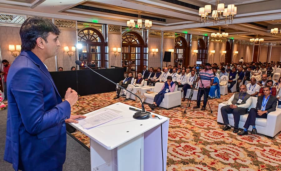 <div class="paragraphs"><p>ಬೆಂಗಳೂರಿನಲ್ಲಿ ಎಕೆಎಂಐ ಆಯೋಜಿಸಿದ್ದ ಮೈಕ್ರೊ ಫೈನಾನ್ಸ್ ಕರ್ನಾಟಕ ಸಮ್ಮಿಟ್–2026 ಉದ್ಘಾಟನೆ ಕಾರ್ಯಕ್ರಮದಲ್ಲಿ ಆರ್ಬಿಐ ಮೇಲ್ವಿಚಾರಣಾ ವಿಭಾಗದ ಡಿಜಿಎಂ ಧರ್ಮೇಂದ್ರ ರಾಮಜಿ ಭಾಯಿ ಬಗದ ಮಾತನಾಡಿದರು. </p></div>