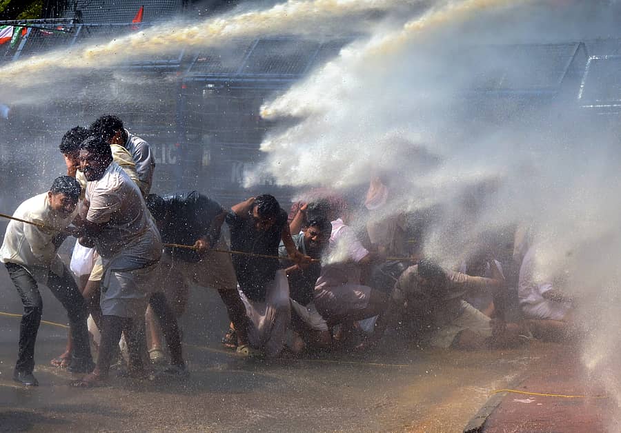 <div class="paragraphs"><p>ದೇವಸ್ವಂ ಸಚಿವ ವಿ.ಎನ್‌. ವಾಸವನ್‌ ರಾಜೀನಾಮೆಗೆ ಒತ್ತಾಯಿಸಿ ತಿರುವನಂತಪುರದ ‘ನಿಯಮಸಭಾ’ ಬಳಿ ಪ್ರತಿಭಟಿಸುತ್ತಿದ್ದ ಕಾಂಗ್ರೆಸ್‌ ಕಾರ್ಯಕರ್ತರನ್ನು ಚದುರಿಸಲು ಪೊಲೀಸರು ಜಲಫಿರಂಗಿ ಪ್ರಯೋಗಿಸಿದರು </p></div>