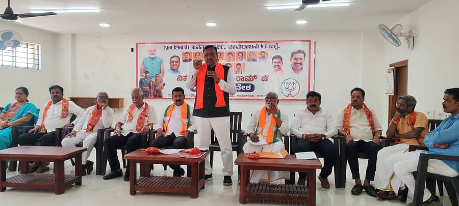 ಚಾಮರಾಜನಗರದ ಜಿಲ್ಲಾ ಬಿಜೆಪಿ ಕಚೇರಿಯಲ್ಲಿ ಗುರುವಾರ ವಿಕಸಿತ ಭಾರತ ಜಿ-ರಾಮ್ ಜಿ ಜಿಲ್ಲಾ ಸಮಾವೇಶ ಉದ್ಗಾಟಿಸಿ ರಾಜ್ಯ ಬಿಜೆಪಿ ವಕ್ತಾರ ಅಶ್ವತ್ಥ್ ನಾರಾಯಣ್ ಮಾತನಾಡಿದರು