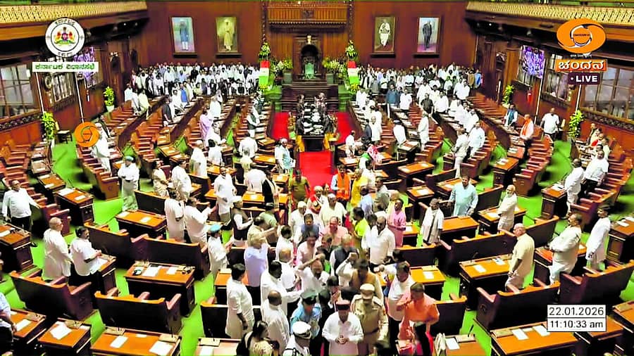 <div class="paragraphs"><p>ರಾಜ್ಯಪಾಲ ಥಾವರಚಂದ್ ಗೆಹಲೋತ್‌ ಅವರು ನಿರ್ಗಮಿಸುತ್ತಿದ್ದಂತೆಯೇ ವಿಧಾನಪರಿಷತ್‌ ಕಾಂಗ್ರೆಸ್‌ ಸದಸ್ಯರಾದ ಎಸ್‌. ರವಿ, ಬಿ.ಕೆ. ಹರಿಪ್ರಸಾದ್‌ ಸೇರಿದಂತೆ ಕೆಲವು ಶಾಸಕರು ತಡೆಯಲು ಮುಂದಾದರು</p></div>