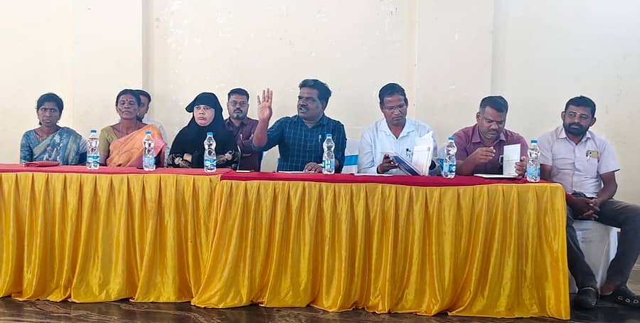 ಹಲಗೂರಿನ ಕುವೆಂಪು ಸಭಾಂಗಣದಲ್ಲಿ ನಡೆದ ಸಭೆಯಲ್ಲಿ ಇಒ ಎಚ್.ಜಿ.ಶ್ರೀನಿವಾಸ್ ಮಾತನಾಡಿದರು