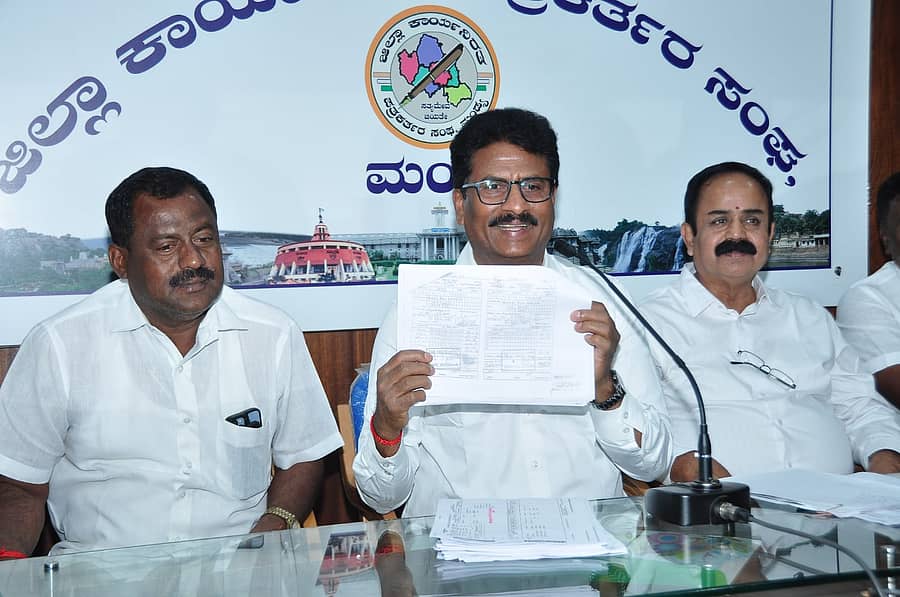 <div class="paragraphs"><p>ಸರ್ಕಾರಿ ಭೂಮಿ ಕಬಳಿಕೆ ಕುರಿತು ದಾಖಲೆ ಪ್ರದರ್ಶಿಸಿದ ಮಾಜಿ ಶಾಸಕ ಸುರೇಶ್‌ ಗೌಡ</p></div>