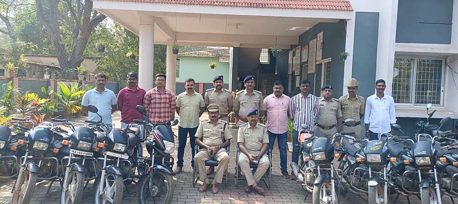 <div class="paragraphs"><p>ಧಾರವಾಡದ ಉಪನಗರ ಠಾಣೆ ಪೊಲೀಸರು ವಶಕ್ಕೆ ಪಡೆದ ಬೈಕ್‌ಗಳು</p></div>