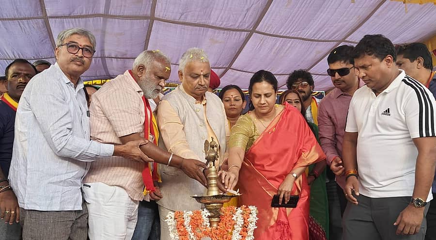 <div class="paragraphs"><p>ಭದ್ರಾವತಿಯಲ್ಲಿ ಪುನೀತ್ ರಾಜ್ಕುಮಾರ್ ಕಂಚಿನ ಪುತ್ಥಳಿ ಮತ್ತು ದೇಗುಲವನ್ನು ಲೋಕಾರ್ಪಣೆ ಕಾರ್ಯಕ್ರಮವನ್ನು ಅಶ್ವಿನಿ ಪುನೀತ್ ರಾಜ್ಕುಮಾರ್ ಉದ್ಘಾಟಿಸಿದರು</p></div>