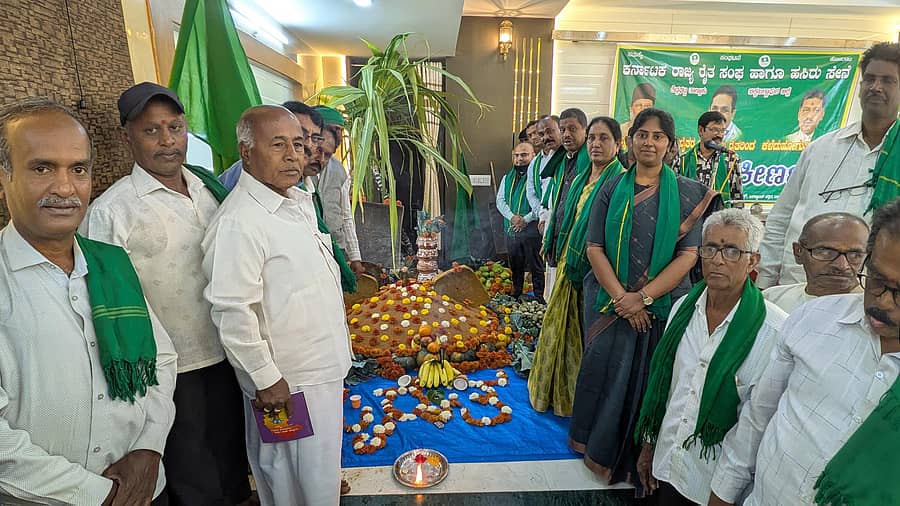 ಶಿಡ್ಲಘಟ್ಟದಲ್ಲಿ ಕರ್ನಾಟಕ ರಾಜ್ಯ ರೈತ ಸಂಘ ಹಾಗೂ ಹಸಿರುಸೇನೆ ಆಯೋಜಿಸಿದ್ದ ‘ಮಣ್ಣಿನ ಆರೋಗ್ಯ ಮತ್ತು ರೈತರ ಭೂಮಿ ರೈತರಿಂದ ಕಳೆದುಹೋಗುತ್ತಿರುವ ಕುರಿತ ವಿಚಾರ ಸಂಕಿರಣವನ್ನು ತಹಶೀಲ್ದಾರ್ ಗಗನಸಿಂಧು ಉದ್ಘಾಟಿಸಿದರು