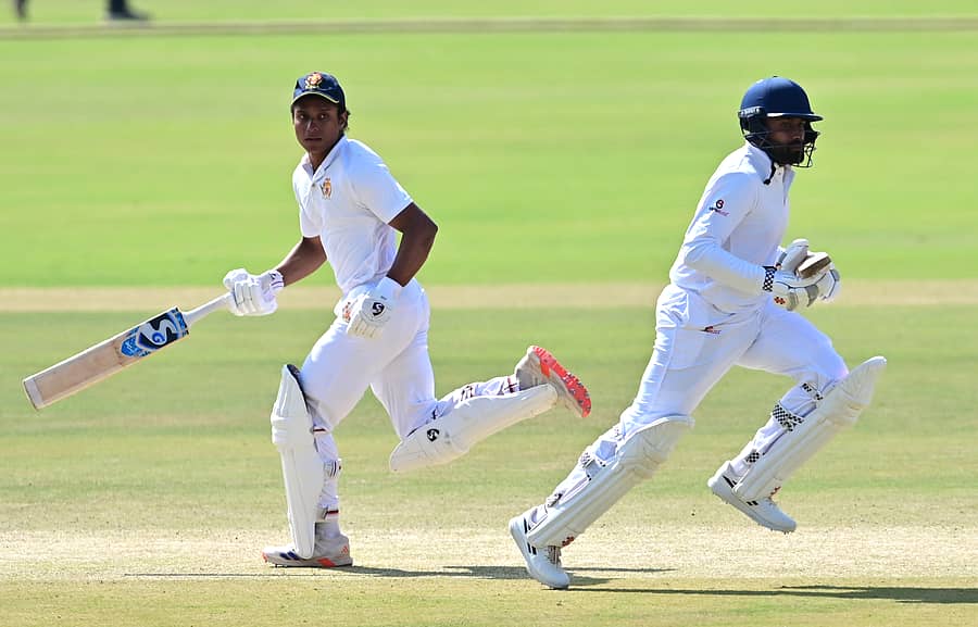 <div class="paragraphs"><p>ಬೆಂಗಳೂರು ಹೊರವಲಯದಲ್ಲಿರುವ ಆಲೂರಿನ ಕರ್ನಾಟಕ ರಾಜ್ಯ ಕ್ರಿಕೆಟ್ ಸಂಸ್ಥೆಯ ಕ್ರೀಡಾಂಗಣದಲ್ಲಿ&nbsp; ನಡೆಯುತ್ತಿರುವ&nbsp; &nbsp;ರಣಜಿ ಟ್ರೋಫಿ ಕ್ರಿಕೆಟ್ ಪಂದ್ಯದಲ್ಲಿ ಶುಕ್ರವಾರ ಕರ್ನಾಟಕದ ಅನೀಶ್ ಹಾಗೂ ಶ್ರೇಯಸ್ ಗೋಪಾಲ್ ಅವರು ಮಧ್ಯ ಪ್ರದೇಶದ ವಿರುದ್ದ ಜೊತೆಯಾಟವಾಡಿದರು&nbsp; &nbsp;</p></div>