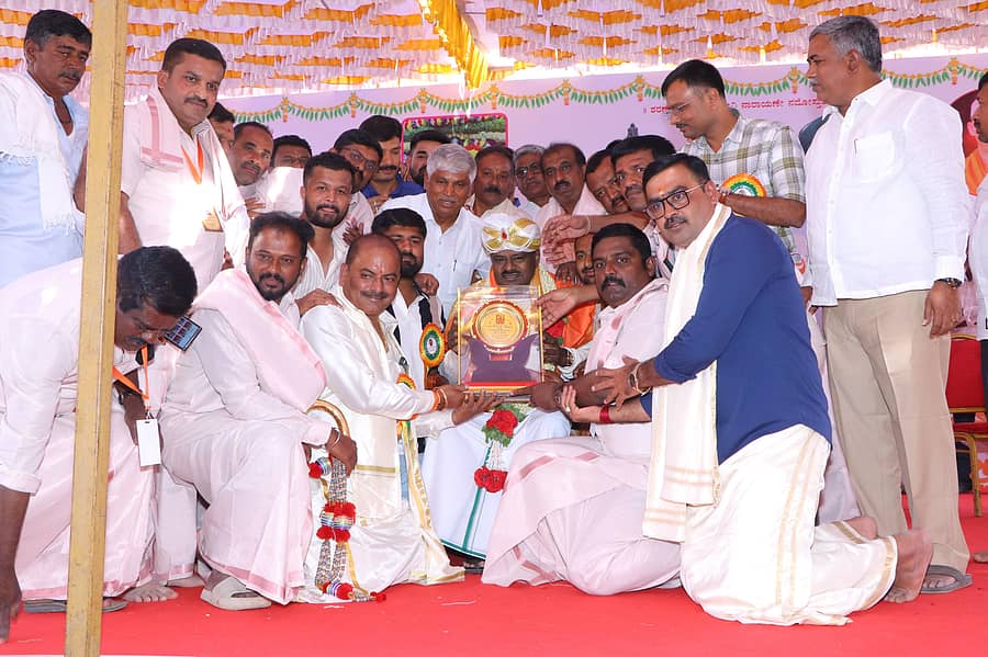 ಮೇಲುಕೋಟೆ ವಿಧಾನಸಭಾ ಕ್ಷೇತ್ರದ ಶಿವಳ್ಳಿ ಗ್ರಾಮದಲ್ಲಿ ಶುಕ್ರವಾರ ಮಾರಮ್ಮ ದೇವಿ ದೇವಾಲಯ ಉದ್ಘಾಟನಾ ಸಮಾರಂಭದಲ್ಲಿ ಕೇಂದ್ರ ಭಾರಿ ಕೈಗಾರಿಕೆ ಮತ್ತು ಉಕ್ಕು ಸಚಿವ ಎಚ್‌.ಡಿ. ಕುಮಾರಸ್ವಾಮಿ ಅವರನ್ನು ಸನ್ಮಾನಿಸಲಾಯಿತು. ಮಾಜಿ ಸಚಿವ ಸಿ.ಎಸ್‌.ಪುಟ್ಟರಾಜು ಮತ್ತು ಜೆಡಿಎಸ್‌ ಮುಖಂಡರು ಪಾಲ್ಗೊಂಡಿದ್ದರು 