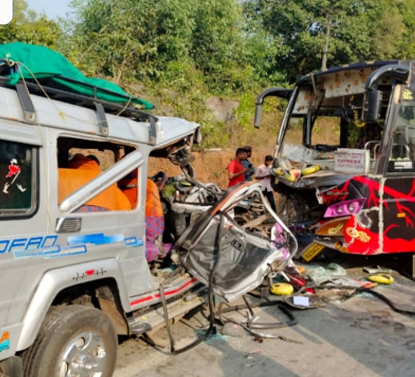 <div class="paragraphs"><p>ಕಾರ್ಕಳ ತಾಲ್ಲೂಕಿನ ಮಿಯ್ಯಾರು ಕಂಬಳ ಕ್ರಾಸ್ ಬಳಿ ರಾ‌ಷ್ಟ್ರೀಯ‌ ಹೆದ್ದಾರಿಯಲ್ಲಿ ಶುಕ್ರವಾರ ಖಾಸಗಿ ಬಸ್ ಹಾಗೂ ಕ್ರೂಸರ್ ಪರಸ್ಪರ ಮುಖಾಮುಖಿಯಾಗಿ ಡಿಕ್ಕಿ </p></div>