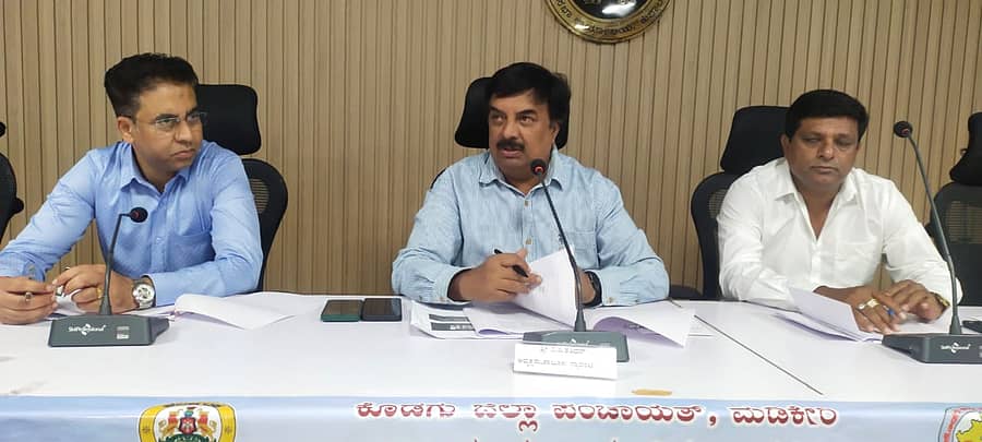 ಕುಶಾಲನಗರ ಪುರಸಭೆ ಸಭಾಂಗಣದಲ್ಲಿ ಶುಕ್ರವಾರ ತಾಲ್ಲೂಕು ಗ್ಯಾರಂಟಿ ಅನುಷ್ಠಾನ ಸಮಿತಿ ಅಧ್ಯಕ್ಷ ವಿ.ಪಿ. ಶಶಿಧರ್ ಅಧ್ಯಕ್ಷತೆಯಲ್ಲಿ ಸಮಿತಿ ಸಭೆ ನಡೆಯಿತು