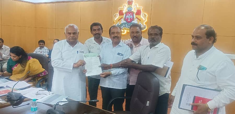 ದೊಡ್ಡಬಳ್ಳಾಪುರ ನೇಕಾರರ ಸಮಸ್ಯೆ ಪರಿಹರಿಸುವಂತೆ ಒತ್ತಾಯಿಸಿ ಜವಳಿ ಸಚಿವ ಶಿವಾನಂದ ಪಾಟೀಲ್ ಅವರಿಗೆ ನೇಕಾರ ಮುಖಂಡರು ಮನವಿ ಸಲ್ಲಿಸಿದರು