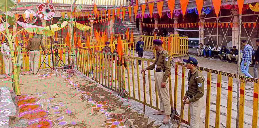 ಭೋಜಶಾಲಾ–ಕಮಲ್‌ ಮೌಲಾ ಮಸೀದಿಯಲ್ಲಿ ಪೊಲೀಸರು ಬಿಗಿ ಬಂದೋಬಸ್ತ್‌ ನಡೆಸಿದರು– ಪಿಟಿಐ ಚಿತ್ರ