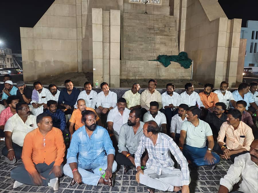 ಶಾಸಕ ಗಾಲಿ ಜನಾರ್ಧನ ರೆಡ್ಡಿ ಹಾಗೂ ಮಾಜಿ ಸಚಿವ ಬಿ.ಶ್ರೀರಾಮುಲು ಒಡೆತನದ ಜಿ ಸ್ಕವೇರ್ನಲ್ಲಿರುವ ಮಾದರಿ ಮನೆಗೆ ದುಷ್ಕರ್ಮಿಗಳು ಬೆಂಕಿ ಹಚ್ಚಿರುವುದನ್ನು ಖಂಡಿಸಿ ನಗರದ ಗಡಿಗಿ ಚೆನ್ನಪ್ಪ (ರಾಯಲ್) ವೃತ್ತದಲ್ಲಿ ಬಿಜೆಪಿ ಕಾರ್ಯಕರ್ತರು ಶುಕ್ರವಾರ ರಾತ್ರಿ ಪ್ರತಿಭಟನೆ ನಡೆಸಿದರು.