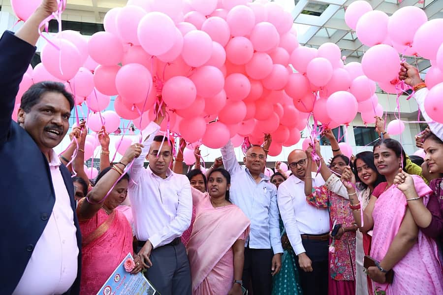 ಬಲೂನು ಹಾರಿ ಬಿಡುವ ಮೂಲಕ ದಿನೇಶ್ ಗುಂಡೂರಾವ್ ಕಾರ್ಯಕ್ರಮಕ್ಕೆ ಚಾಲನೆ ನೀಡಿದರು. ಆರೋಗ್ಯ ಇಲಾಖೆ ಅಧಿಕಾರಿಗಳು ಉಪಸ್ಥಿತರಿದ್ದರು
