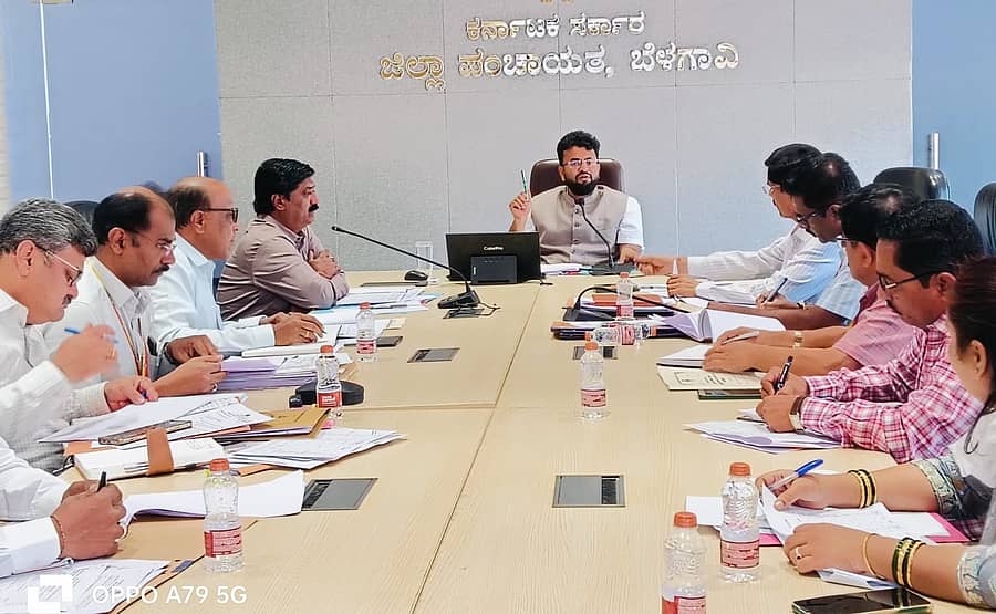 ಬೆಳಗಾವಿಯಲ್ಲಿ ಶುಕ್ರವಾರ ನಡೆದ ಜಿಲ್ಲೆಯ ವಿವಿಧ ಇಲಾಖೆಗಳ ಹಾಸ್ಟೆಲ್‌ ವಾರ್ಡನ್‌ಗಳ ಆನ್‌ಲೈನ್‌ ಸಭೆಯಲ್ಲಿ ಸಿಇಒ ರಾಹುಲ್‌ ಶಿಂಧೆ ಮಾತನಾಡಿದರು