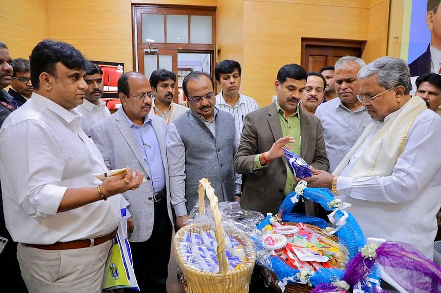 ನಂದಿನಿ ಬ್ರಾಂಡ್‌ನ ನೂತನ ಉತ್ಪನ್ನಗಳನ್ನು ಬಿಡುಗಡೆ ಕಾರ್ಯಕ್ರಮದಲ್ಲಿ ಕೆಎಂಎಫ್‌ ವ್ಯವಸ್ಥಾಪಕ ನಿರ್ದೇಶಕ ಬಿ.ಶಿವಸ್ವಾಮಿ ಅವರು ಸಿದ್ದರಾಮಯ್ಯ ಅವರಿಗೆ ಮಾಹಿತಿ ನೀಡಿದರು. ಕೋಲಾರ ಹಾಲು ಒಕ್ಕೂಟದ ಅಧ್ಯಕ್ಷ ಕೆ.ವೈ.ನಂಜೇಗೌಡ, ಶಾಸಕ ಅಶೋಕಕುಮಾರ್ ರೈ, ಕೆಎಂಎಫ್ ಆಡಳಿತಾಧಿಕಾರಿ ಟಿ.ಎಚ್‌.ಎಂ.ಕುಮಾರ್‌ ಉಪಸ್ಥಿತರಿದ್ದರು.