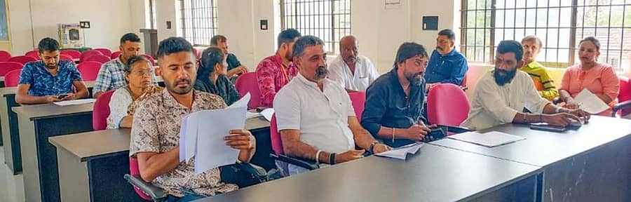 ಗೋಣಿಕೊಪ್ಪಲು ಬಳಿಯ ಪೊನ್ನಂಪೇಟೆ ತಾಲ್ಲೂಕು ಪಂಚಾಯಿತಿ ಸಭಾಂಗಣದಲ್ಲಿ ಬುಧವಾರ ನಡೆದ ಗ್ಯಾರೆಂಟಿ ಯೋಜನೆ ಅನುಷ್ಠಾನ ಸಮಿತಿ ಪ್ರಗತಿ ಪರಿಶೀಲನಾ ಸಭೆಯಲ್ಲಿ ಹಾಜರಿದ್ದ ಸಮಿತಿ ಸದಸ್ಯರು.