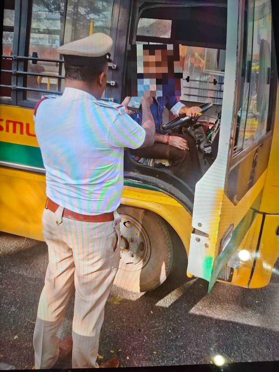 ವಿಶೇಷ ಕಾರ್ಯಾಚರಣೆಯ ವೇಳೆ ಮದ್ಯಪಾನ ಮಾಡಿ ಶಾಲಾ ವಾಹನ ಚಾಲನೆ ಮಾಡುತ್ತಿದ್ದವರನ್ನು ತಪಾಸಣೆಗೆ ಒಳಪಡಿಸಲಾಯಿತು   