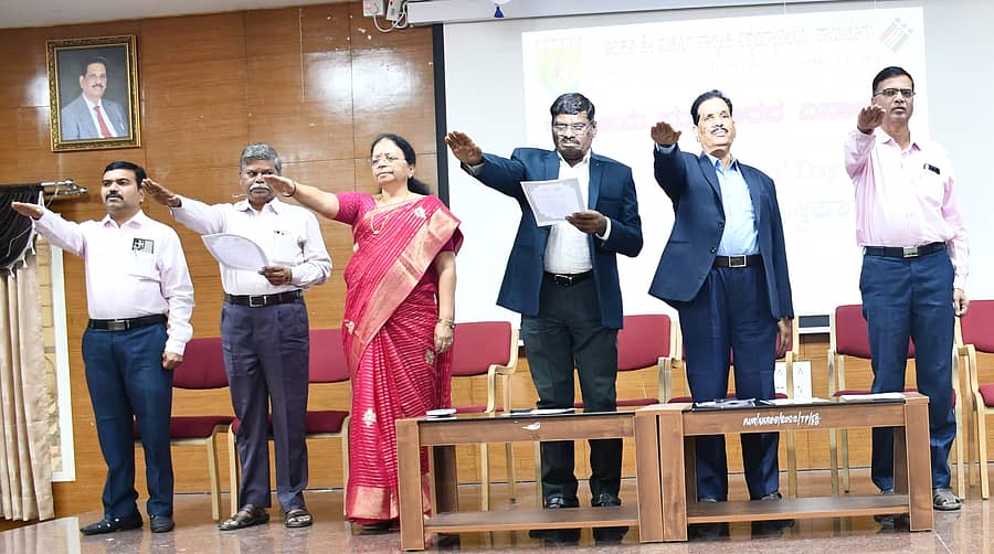 ರಾಯಚೂರಿನ ಆದಿಕವಿ ಶ್ರೀ ಮಹರ್ಷಿ ವಾಲ್ಮೀಕಿ ವಿಶ್ವವಿದ್ಯಾಲಯದ ಸಭಾಂಗಣದಲ್ಲಿ ಶುಕ್ರವಾರ ಆಯೋಜಿಸಲಾಗಿದ್ದ ರಾಷ್ಟ್ರೀಯ ಮತದಾರರ ದಿನಾಚರಣೆ ಕಾರ್ಯಕ್ರಮದಲ್ಲಿ ಮತದಾರರ ಪ್ರತಿಜ್ಞಾ ವಿಧಿ ಸ್ವೀಕರಿಸಲಾಯಿತು. ಕುಲಪತಿ ಪ್ರೊ. ಶಿವಾನಂದ ಕೆಳಗಿನಮನಿ, ಕುಲಸಚಿವ (ಆಡಳಿತ) ಎ.ಚೆನ್ನಪ್ಪ, ಉಪ ಕುಲಸಚಿವ ಕೆ.ವೆಂಕಟೇಶ್, ಪ್ರೊ.ಪಾರ್ವತಿ ಸಿ.ಎಸ್. ಉಪಸ್ಥಿತರಿದ್ದರು