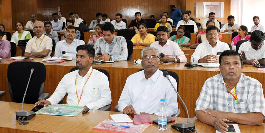 ಕೊಪ್ಪಳದಲ್ಲಿ ಗುರುವಾರ ನಡೆದ ಸುಸ್ಥಿರ ಜಿಲ್ಲಾ ಅಭಿವೃದ್ಧಿ ದೂರದೃಷ್ಟಿ ಯೋಜನೆ-2031 ವರದಿ ತಯಾರಿಸುವ ಕುರಿತು ನಡೆದ ತರಬೇತಿ ಕಾರ್ಯಾಗಾರದಲ್ಲಿ ಪಾಲ್ಗೊಂಡಿದ್ದ ಅಧಿಕಾರಿಗಳು 