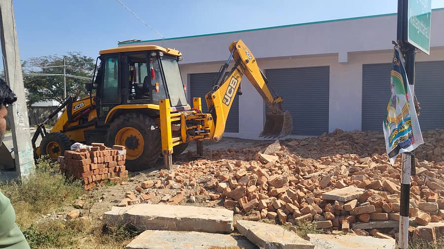 ಬಂಗಾರಪೇಟೆ ತಾಲ್ಲೂಕಿನ ನಲ್ಲಗುಟ್ಟಲ್ಲಹಳ್ಳಿ ಗ್ರಾಮದ ಬಸ್ ತಂಗುದಾಣವನ್ನು ಬೃಹತ್ ಯಂತ್ರದ ಮೂಲಕ ನೆಲಸಮ ಮಾಡಿರುವುದು