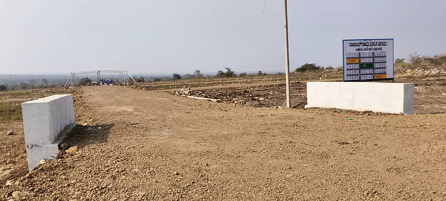 ಚಿಂಚೋಳಿ ತಾಲ್ಲೂಕು ಭಕ್ತಂಪಳ್ಳಿಯ ಹೊರ ವಲಯದಲ್ಲಿ ಬರುವ ಸ.ನಂ.28ರಲ್ಲಿ ನಿರ್ಮಿಸಿದ ಹೊಸ ಲೇಔಟನಲ್ಲಿ ಸಿಡಿ ಹಾಗೂ ರಸ್ತೆ ನಿರ್ಮಿಸಿರುವುದು